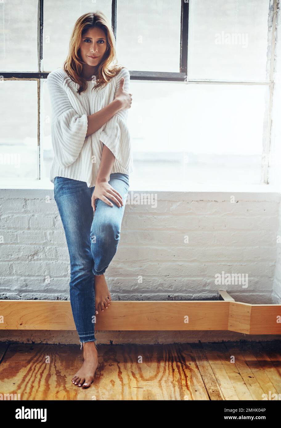 Mode, Heim und Porträt einer Frau nach Schaufenstern mit Motivation, Denken und Inspiration für Ideen. Vision, selbstbewusste Einstellung und reife weibliche Entspannung Stockfoto