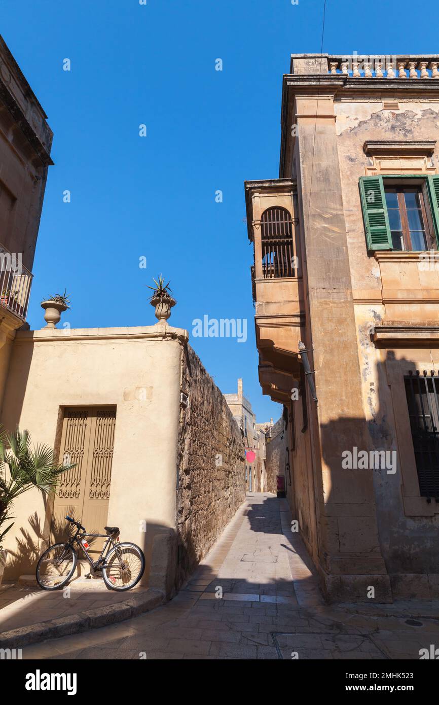 Blick auf die Straße von Mdina an einem sonnigen Tag ist dies eine befestigte alte Stadt in der nördlichen Region von Malta Stockfoto