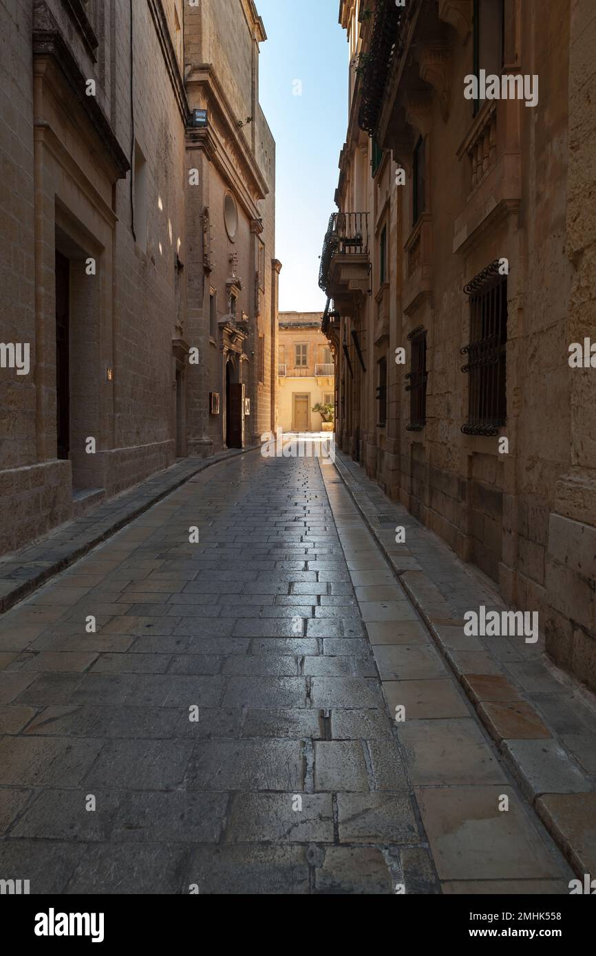 Vertikales Foto mit einem engen Blick auf die Straße von Mdina, befestigte Altstadt in der nördlichen Region von Malta Stockfoto
