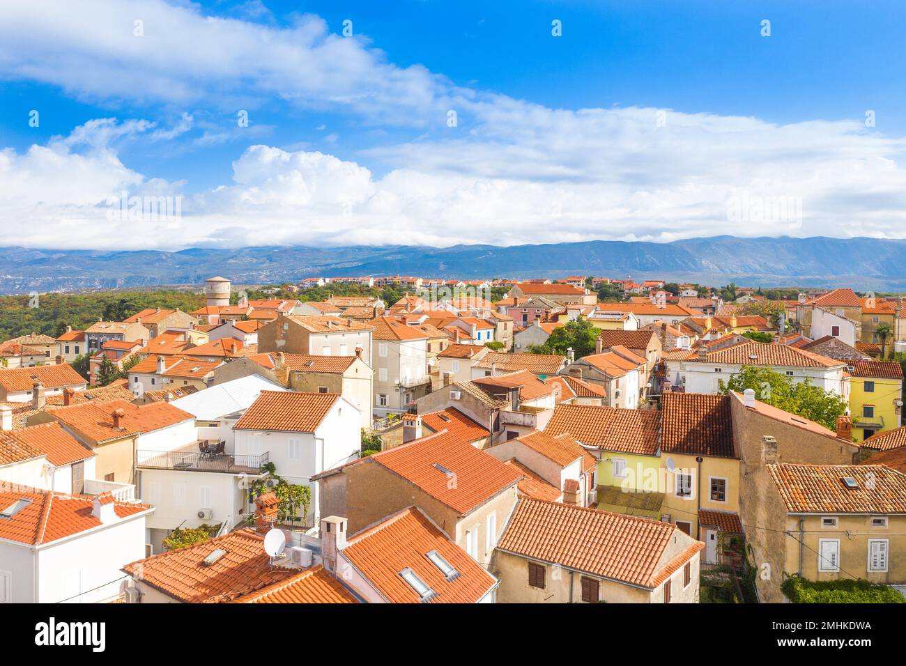 Stadt Omisalj auf der Insel Krk, Kroatien, Luftaufnahme Stockfoto