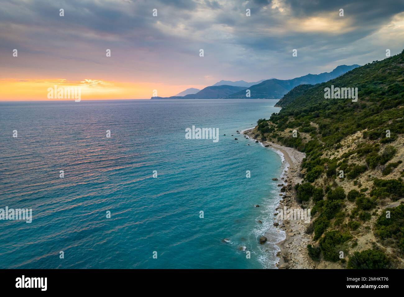 Luftaufnahme des Sonnenuntergangs am Bunec Beach im Sommer 2022, Albanien Stockfoto