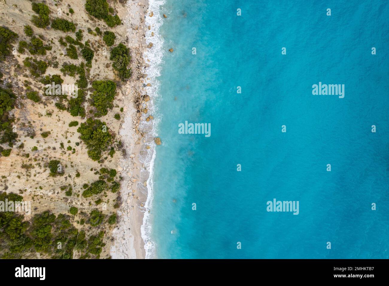 Direkter Blick auf die Wellen an der felsigen Küste am Bunec Beach im Sommer 2022, Albanien Stockfoto