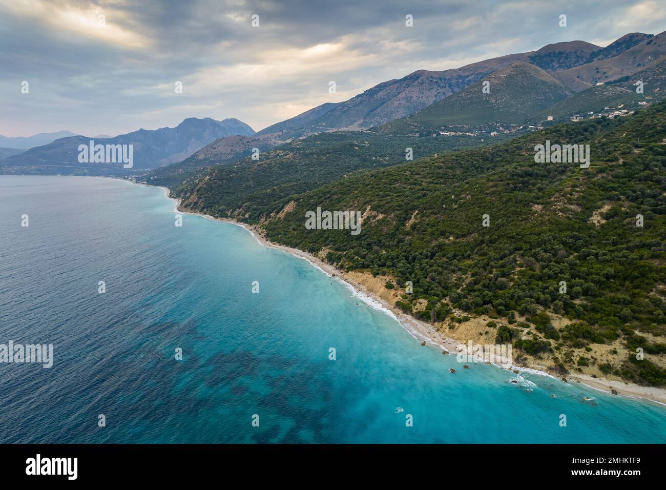 Luftaufnahme der grünen Küste mit riesigen Felsen am Bunec Beach im Sommer 2022, Albanien Stockfoto