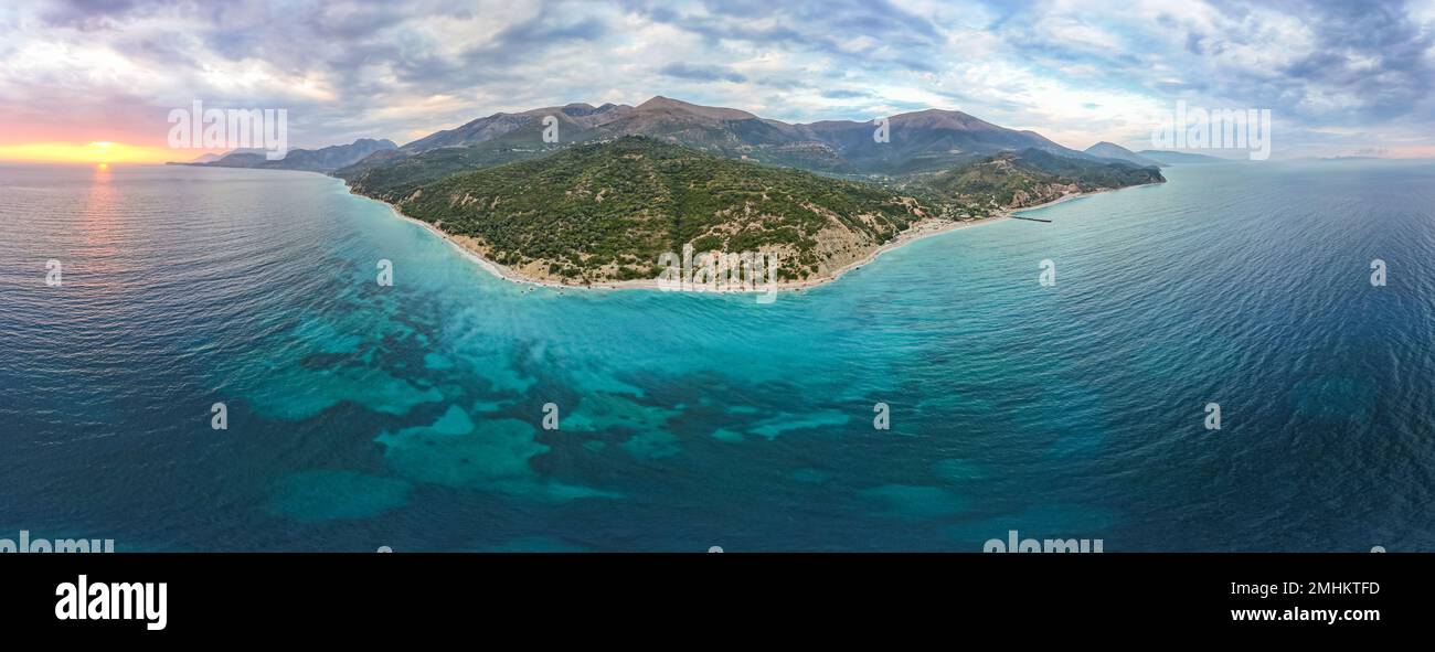 Großer Panoramablick auf Bunec Beach im Sommer 2022, Albanien Stockfoto