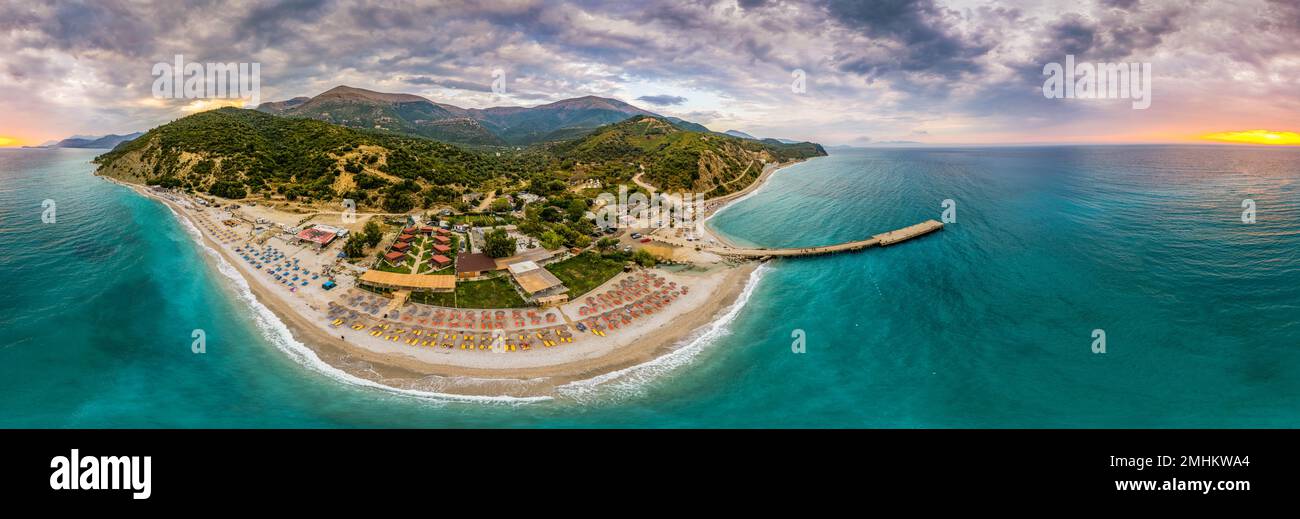 Großer Panoramablick auf Bunec Beach im Sommer 2022, Albanien Stockfoto