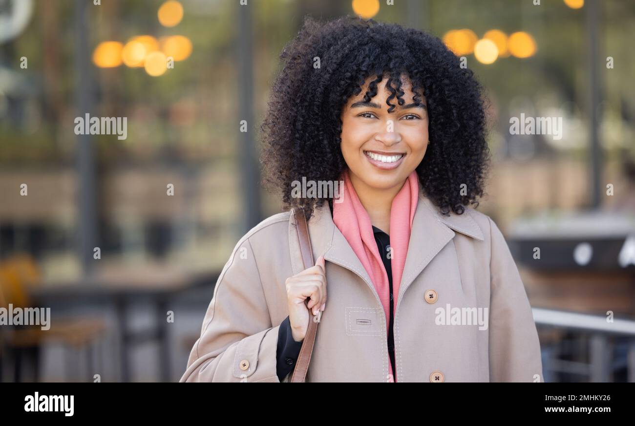 Reisen, Stadt und Porträt einer schwarzen Frau mit Lächeln, die den Morgen, die Freiheit und den städtischen Arbeitsweg in London genießt. Geschäft, Erfolg und glückliches Mädchen Stockfoto