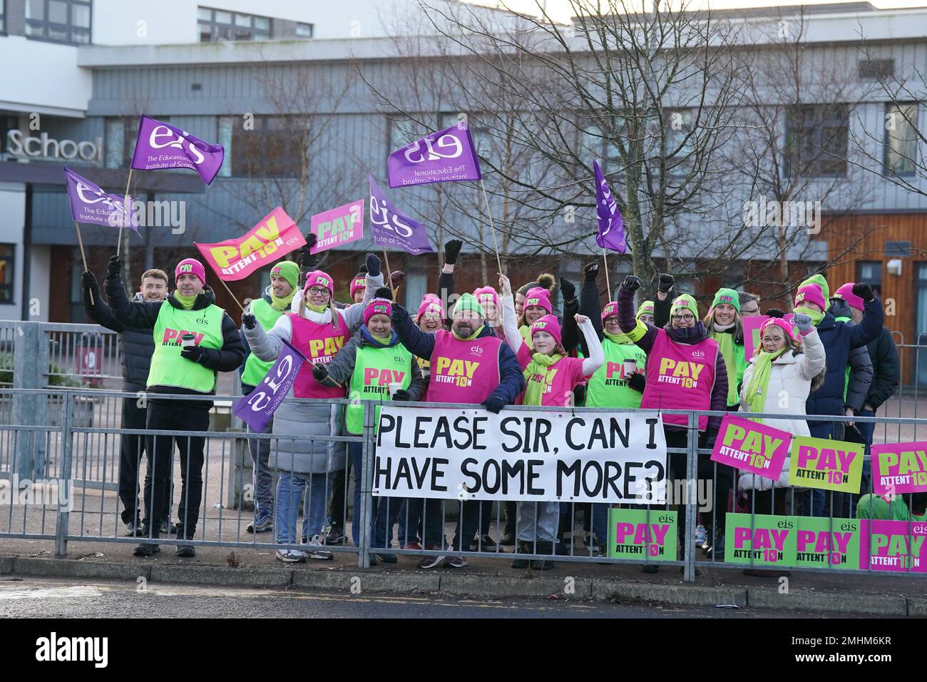 Lehrer an der Streikpostenlinie vor der Falkirk High School in Stirlingshire, in einem Protest gegen das Gehalt. Mitglieder des Educational Institute of Scotland (Eis) haben im ersten nationalen Streik um die Bezahlung seit fast 40 Jahren während eines 16-tägigen fortlaufenden regionalen Aktionsprogramms aufgehört. Foto: Freitag, 27. Januar 2023. Stockfoto