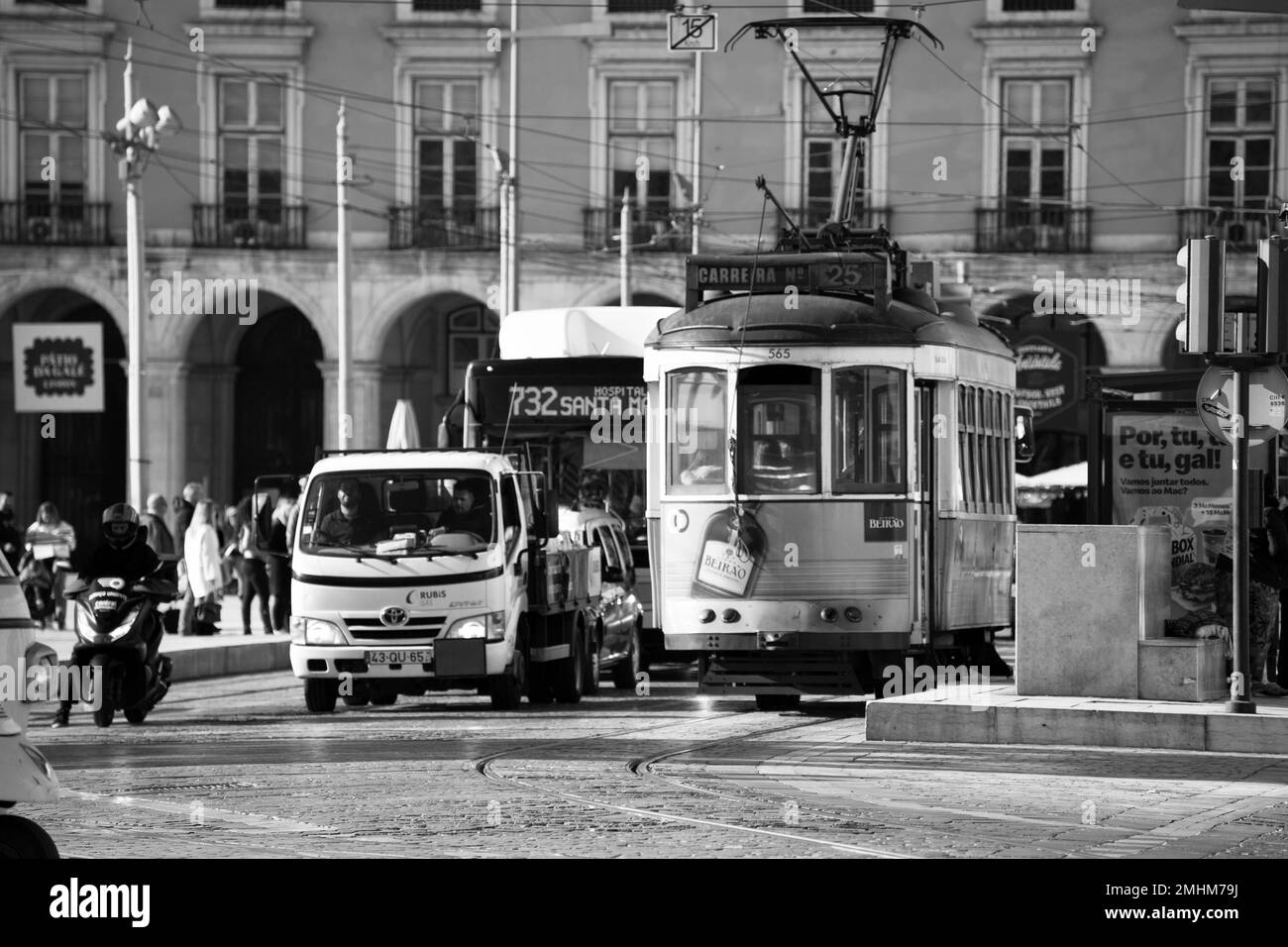 Der typische alte gelbe Bus im Verkehr in der Stadt Lissabon, Portugal Stockfoto