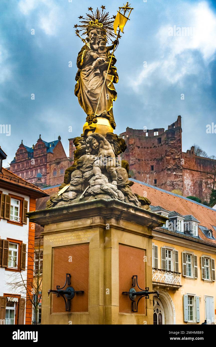 Der Muttergottesbrunnen-Brunnen mit der Madonna-Statue auf dem Kornmarkt in der Altstadt von Heidelberg. In der... Stockfoto