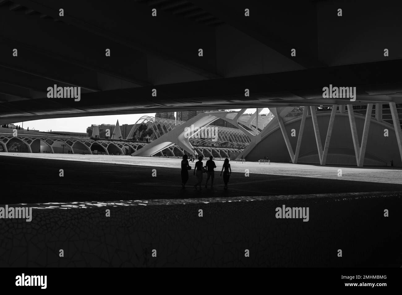 Werfen Sie einen Blick unter der Brücke des Umbwunders und dem Gebäude der Stadt der Künste und Wissenschaften in Valencia, Spanien. Stockfoto