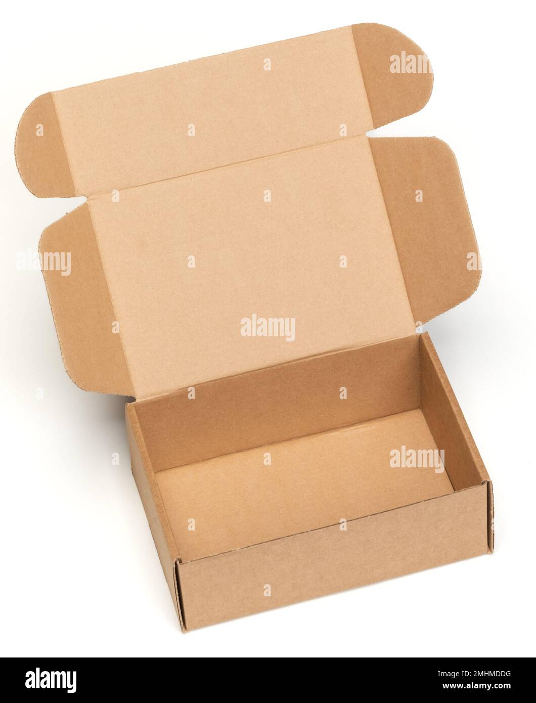 Öffnen Sie den leeren faltbaren Wellpappenpostkasten auf weißem Hintergrund Stockfoto