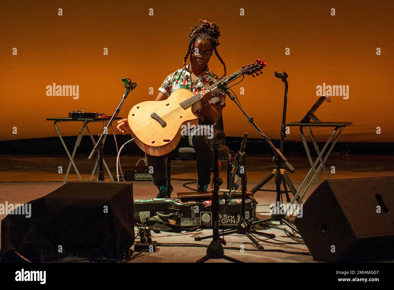 Yasmin Williams, jetzt 24, spielt eine atemberaubende, beidhändige, melodische und schlagende Begleitung zu Charlie Chaplins Stummfilm "The Kid". Stockfoto