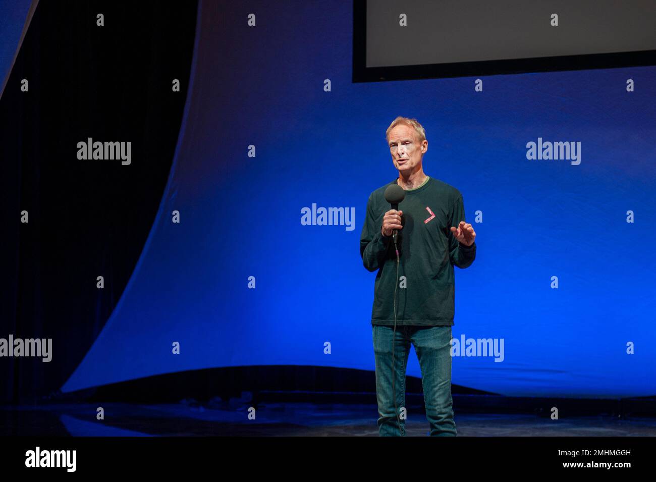 John Schaeffer, Gastgeber und Produzent der seit langem laufenden neuen Musikshow „New Sounds“ von WNYC auf einem Festival von Silent Films and New Music in Manhattan. Stockfoto