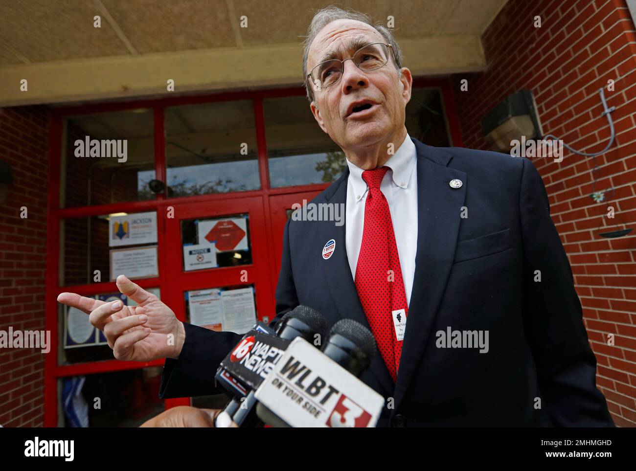 Republican candidate for lieutenant governor and current Secretary of State Delbert Hosemann speaks to reporters about the importance of voting in this statewide election, Tuesday, Nov. 5, 2019, in Jackson, Miss. Voters are having their say in Mississippi's most hotly contested governor's race since 2003 on Tuesday, Nov. 5, 2019. They are also selecting six other statewide officials and deciding a host of legislative and local offices. (AP Photo/Rogelio V. Solis) Stockfoto