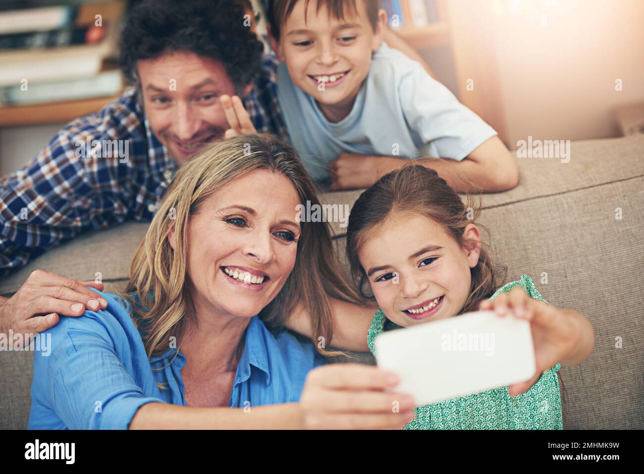 Familienzeit ist Selfie-Zeit. Eine glückliche Familie, die zu Hause ein Selfie mit einem Mobiltelefon macht. Stockfoto