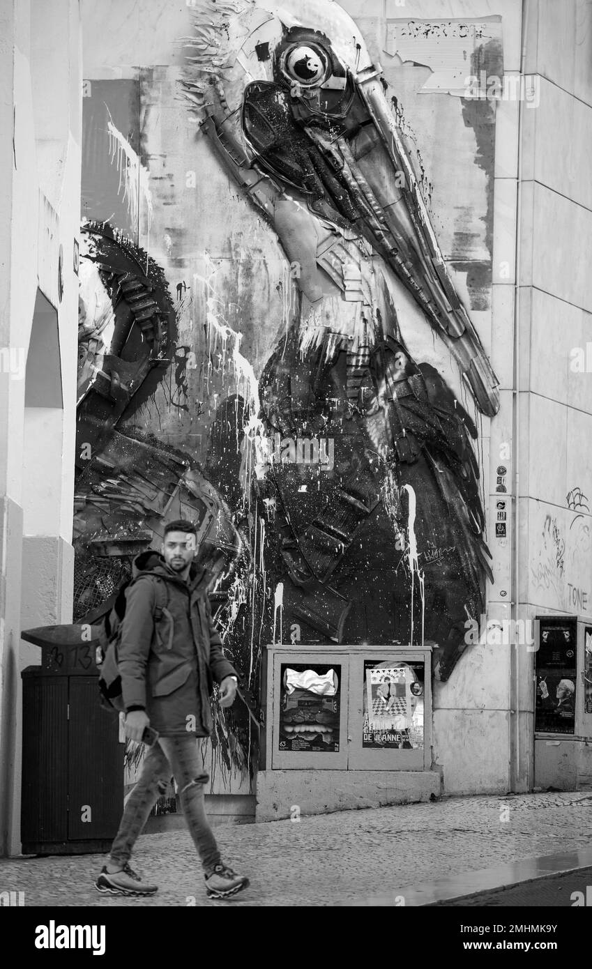 Due enormi pellicani nel Centro di Lisbona: l’ultima installazione dell’artista portoghese Bordalo II Stockfoto