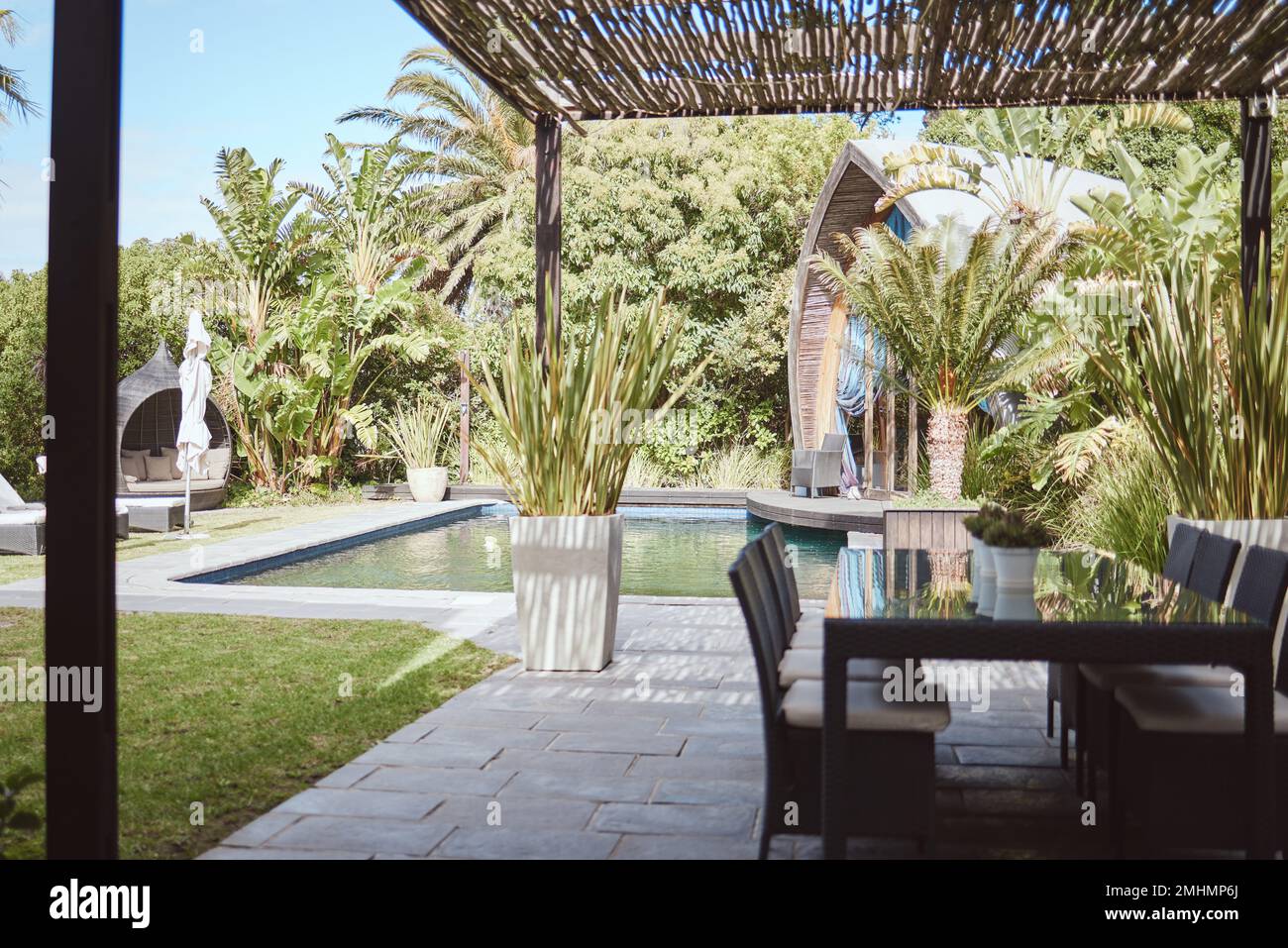 Natur, Ferienunterkunft und Garten in der Lodge, luxuriöses Sommerziel mit Pool, Pflanzen und Bäumen in Bali. Reisen, Spa-Urlaub und Zeit Stockfoto