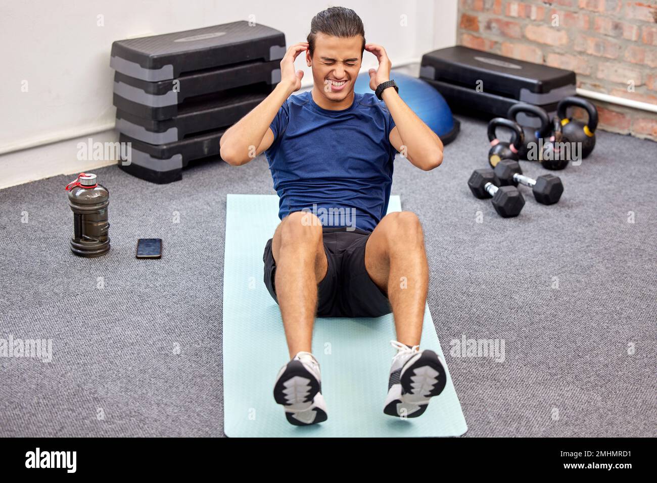 Fitness-Kampf, Sit-Ups oder Männer trainieren Bauchmuskeln für einen starken Magen auf dem Boden. Calisthenics, abs-Herausforderung oder gesunder Sportler in einem schwierigen Stockfoto