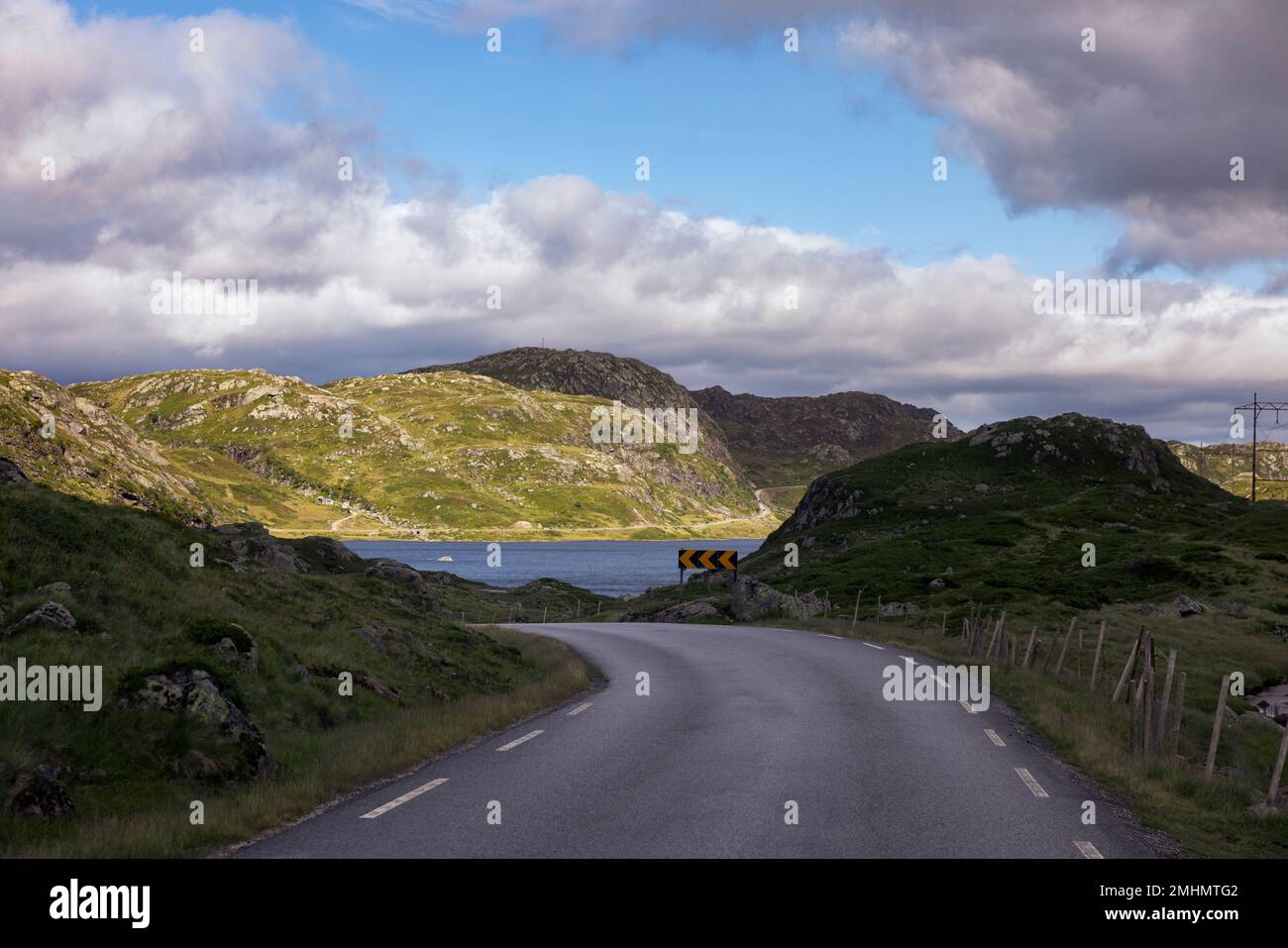 Straße, die zum See in den Bergen führt Stockfoto
