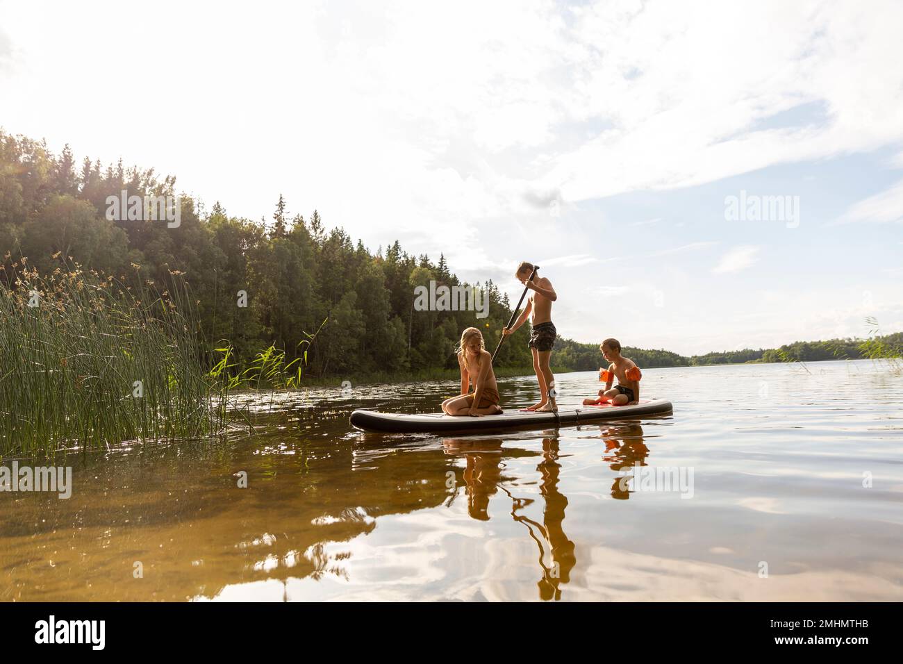 Kinder paddeln auf dem See Stockfoto