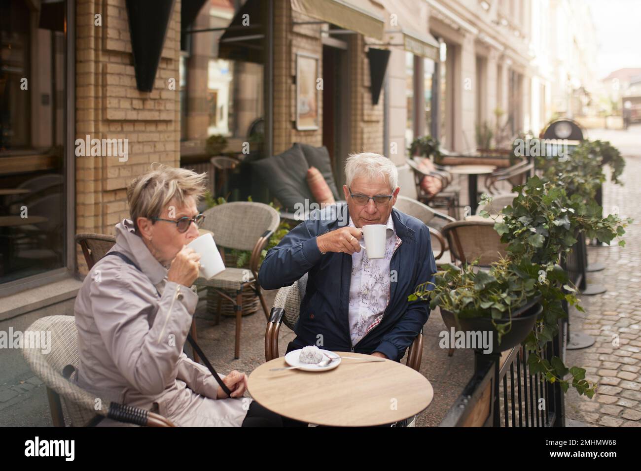 Älteres paar Kaffeetrinken Stockfoto