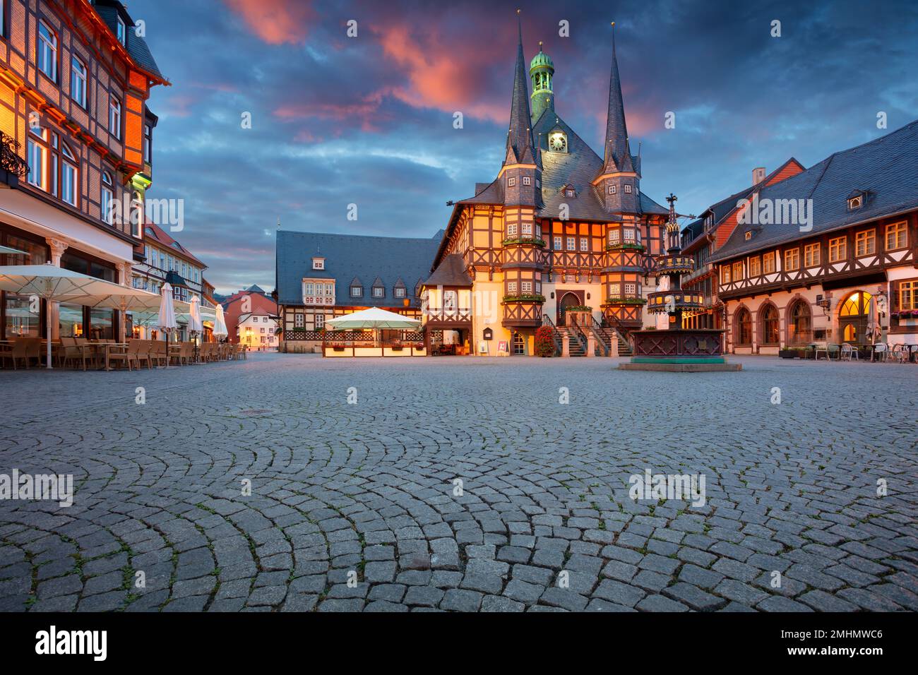 Wernigerode, Deutschland. Stadtbild des historischen Stadtzentrums von Wernigerode, Deutschland, mit dem Alten Rathaus bei Sonnenaufgang im Sommer. Stockfoto