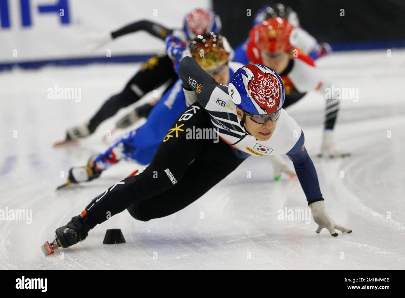 South Korea's Dae Heon Hwang competes during the finals of the men's 1000-meter at a World Cup short track speedskating event at the Utah Olympic Oval, Sunday, Nov. 3, 2019, in Kearns, Utah. (AP Photo/Rick Bowmer) Stockfoto