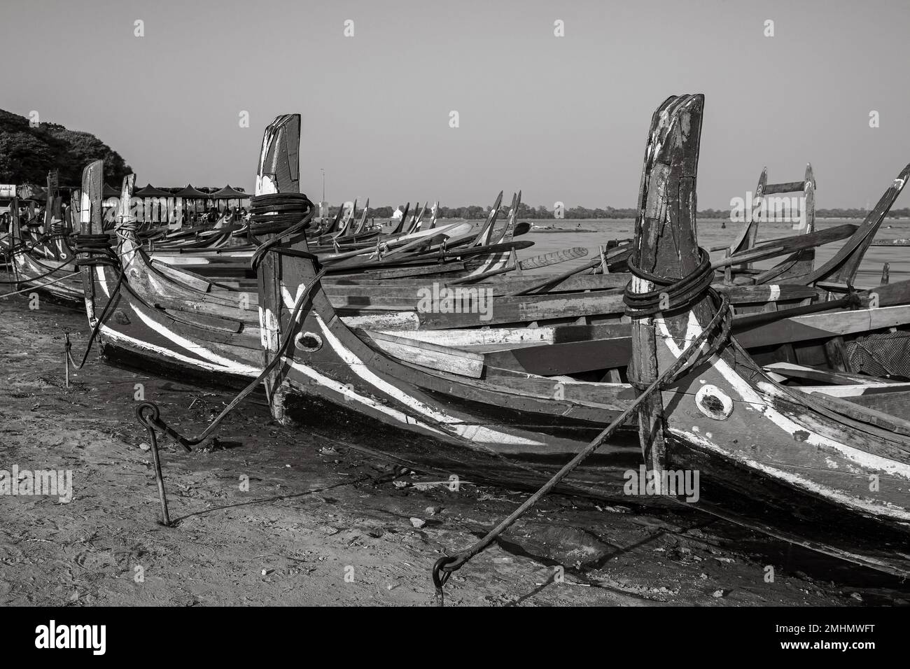 Die hölzernen Fischerboote des Taungthaman Lake in Mandalay Stockfoto