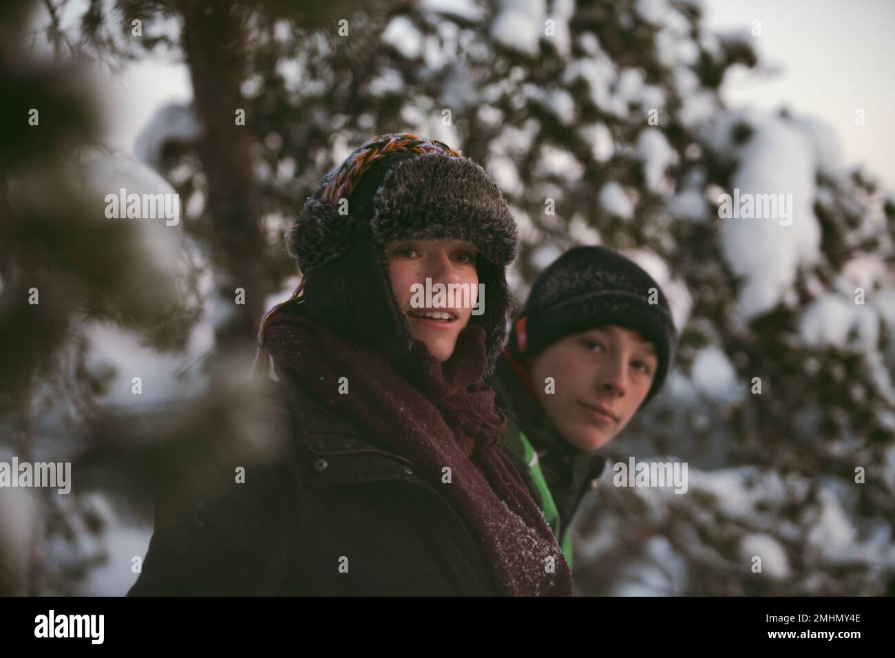 Zwei Teenager in Winterlandschaft Stockfoto