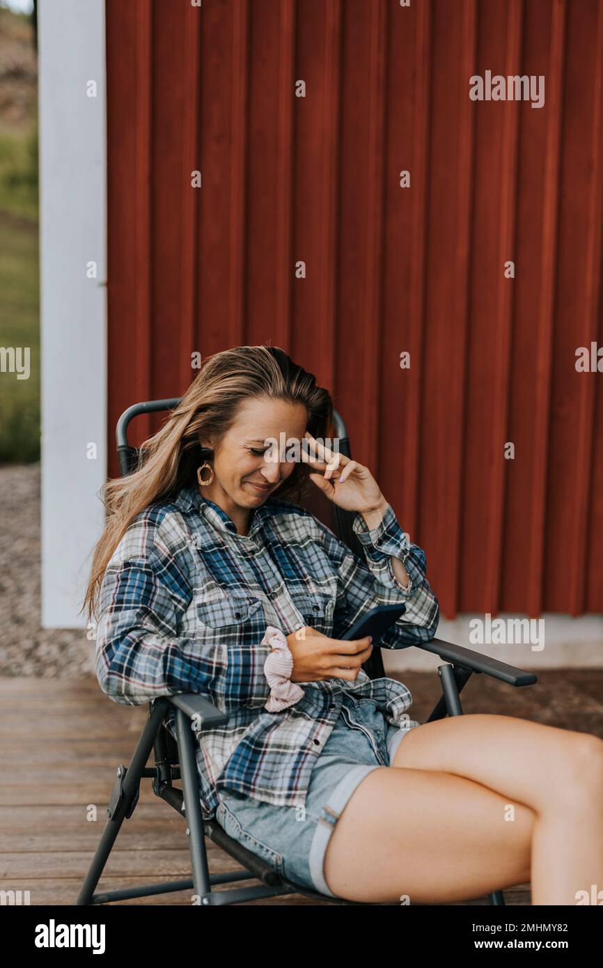 Lächelnde Frau mit Handy Stockfoto