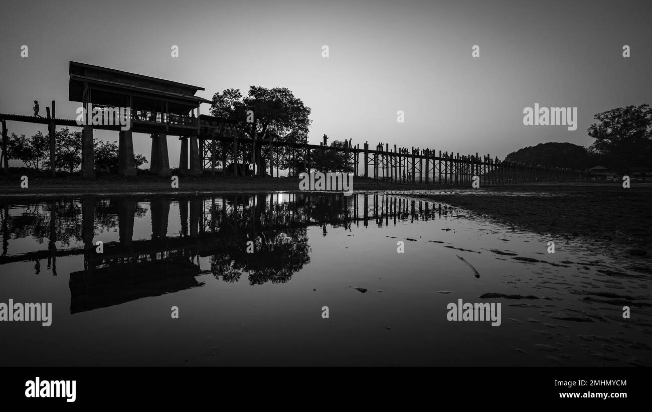 Die U Bein Bridge bei Sonnenuntergang in Mandalay Myanmar Stockfoto