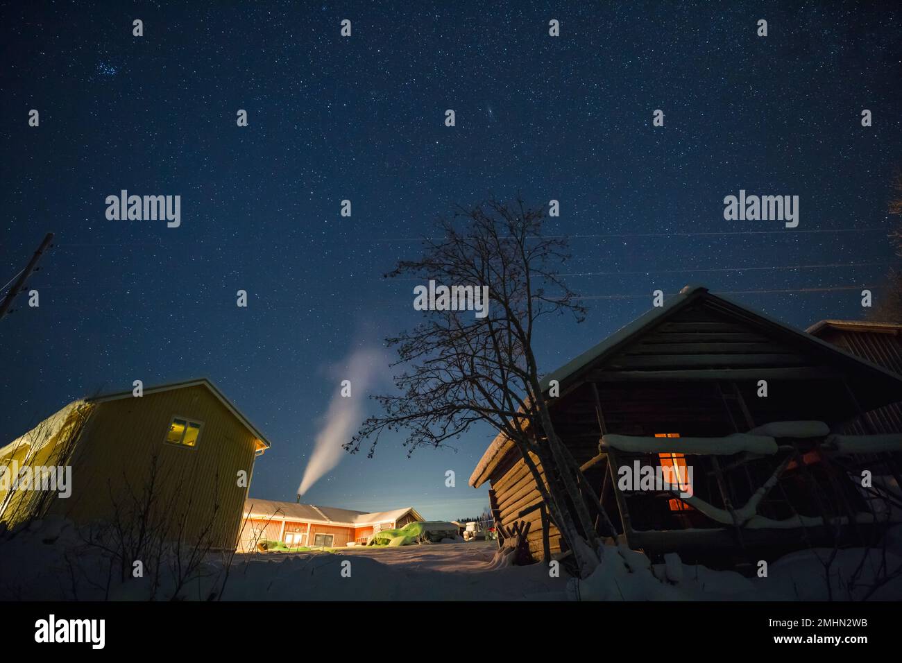 Beleuchtete Häuser bei Nacht Stockfoto