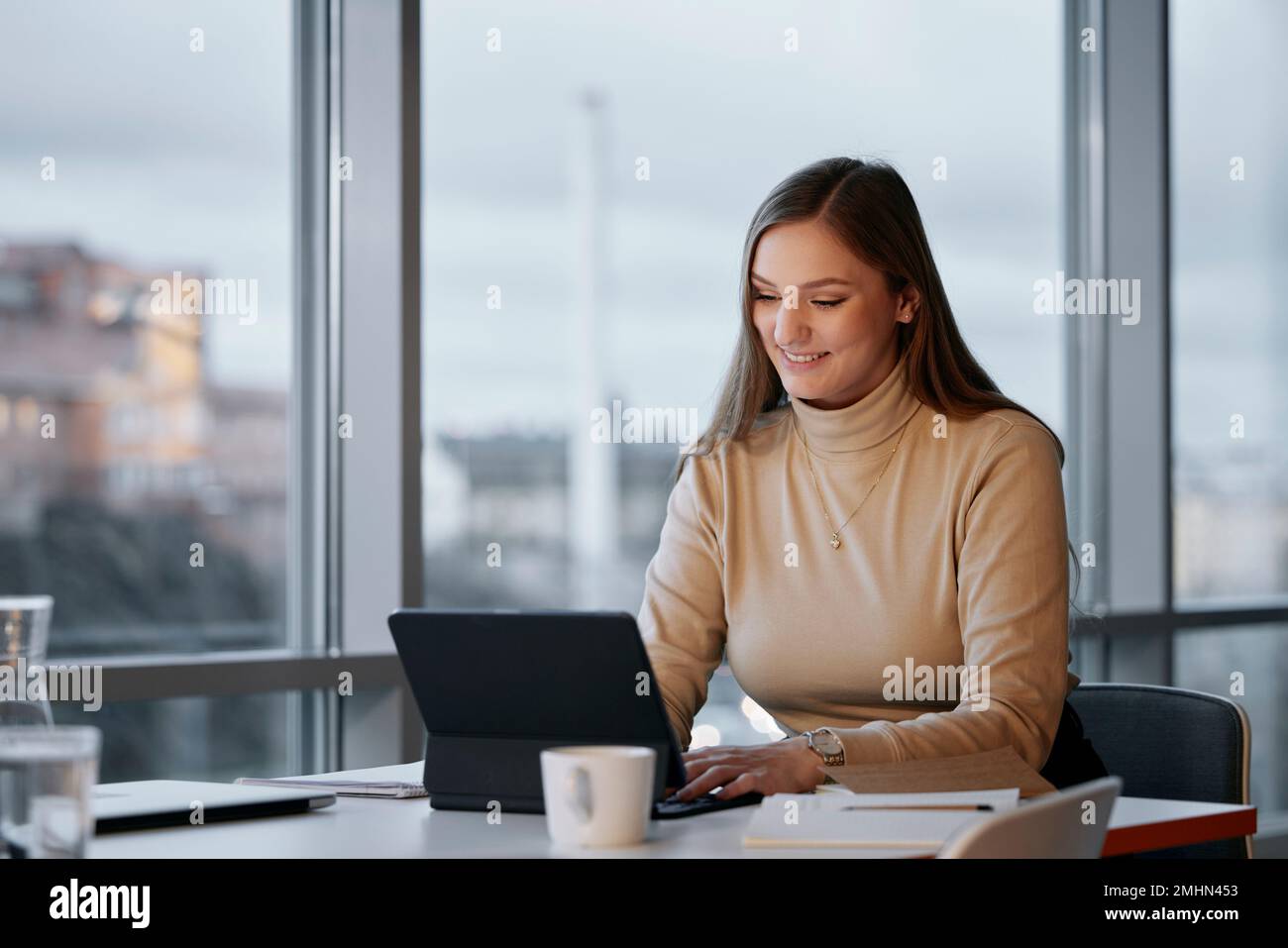 Geschäftsfrau mit Tablet in office Stockfoto