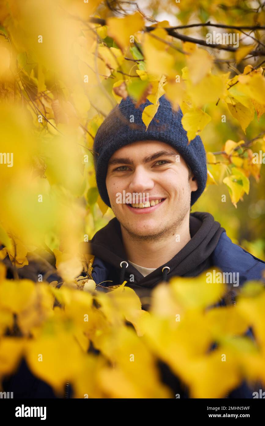 Lächelnder Mann wegsehen Stockfoto