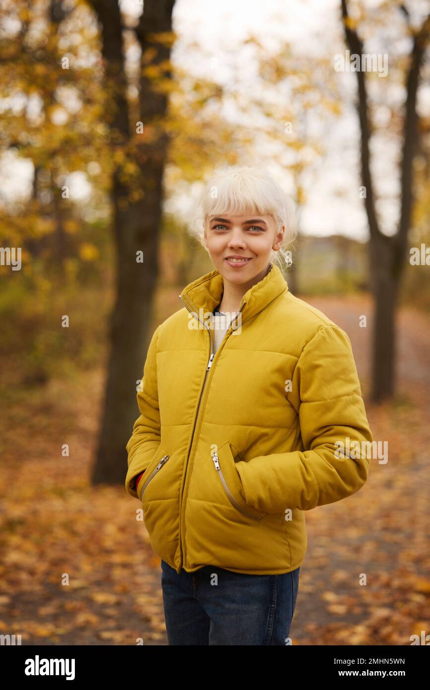 Lächelnde Frau, Blick in die Kamera Stockfoto