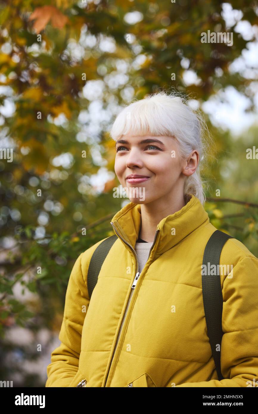 Lächelnde Frau wegschauen Stockfoto