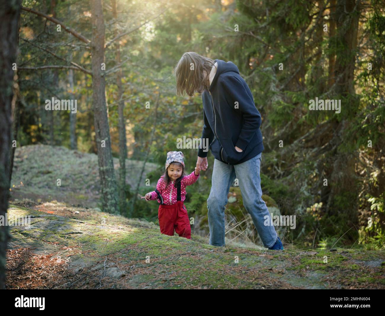 Vater geht mit einer kleinen Tochter Stockfoto