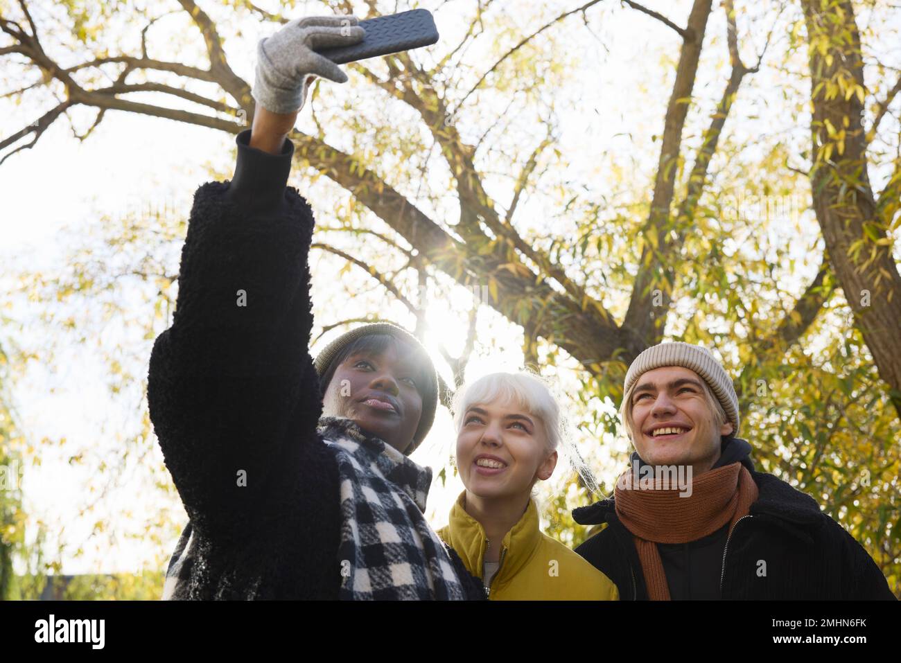 Lächelnde junge Freunde machen Selfie Stockfoto