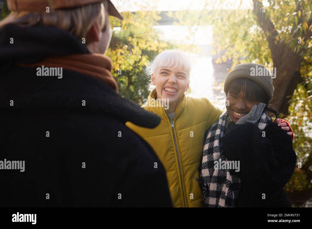 Fröhliche junge Frauen, die draußen reden Stockfoto