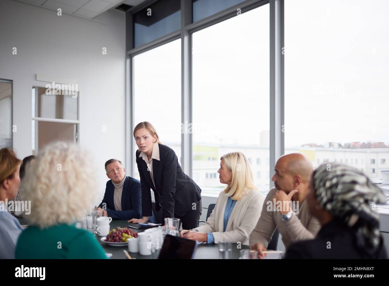 Eine Frau, die während eines Geschäftstreffens spricht Stockfoto