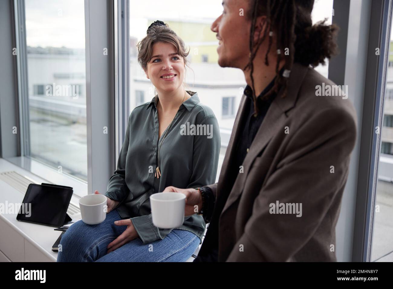 Geschäftsleute mit Kaffee Pause im Büro Stockfoto