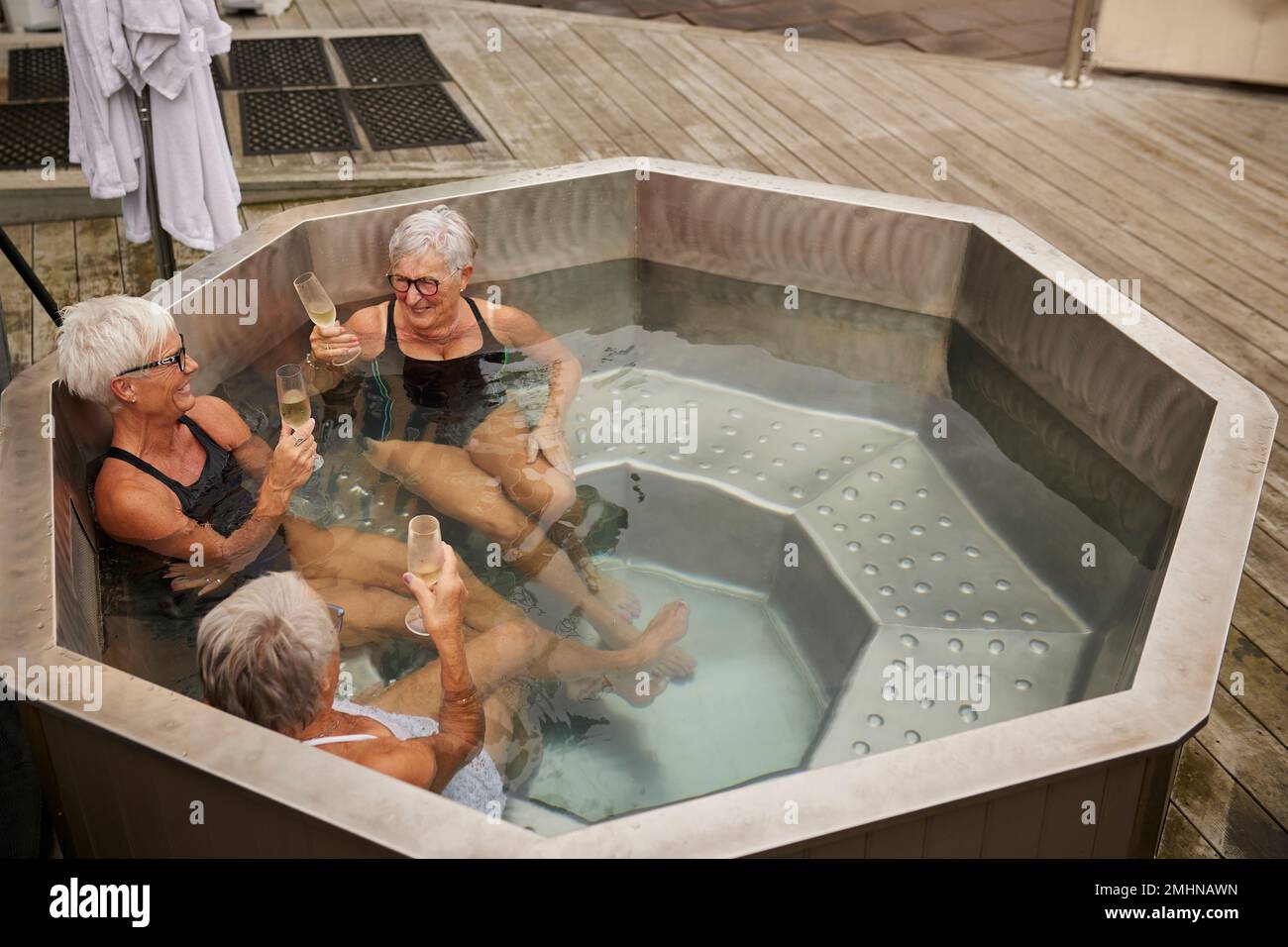 Seniorinnen entspannen sich im Whirlpool Stockfoto