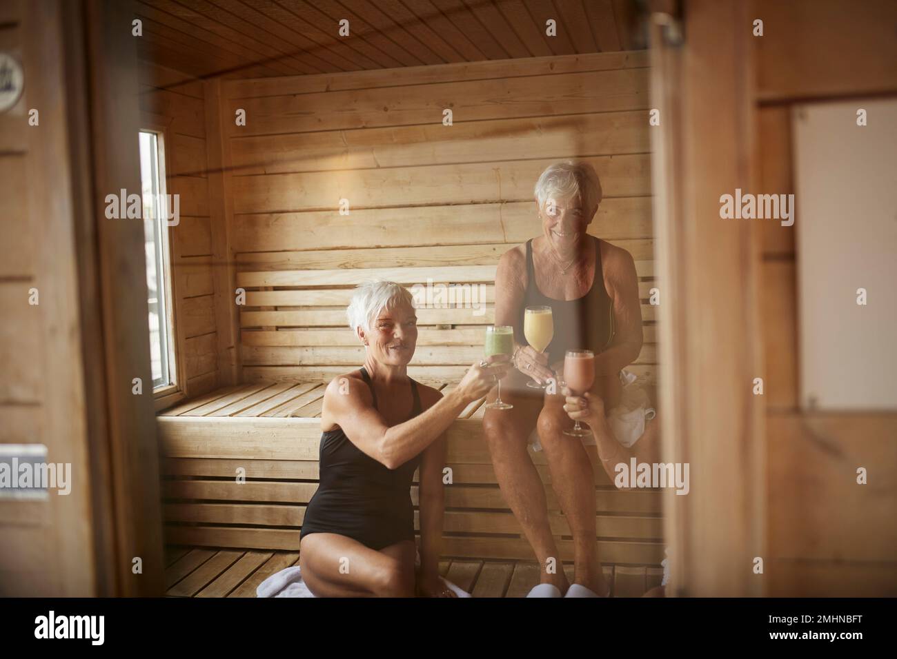 Seniorinnen in der Sauna Stockfoto