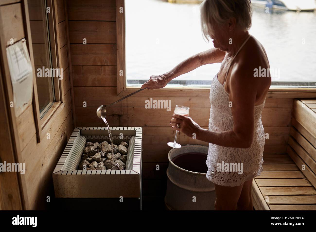 Seniorin in der Sauna Stockfoto