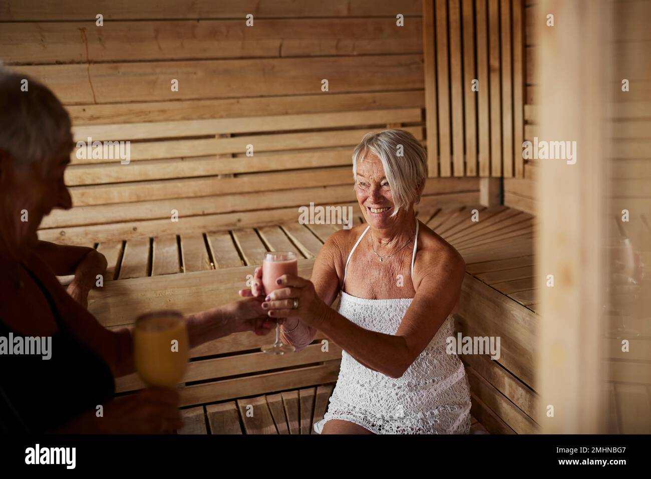 Seniorinnen in der Sauna Stockfoto