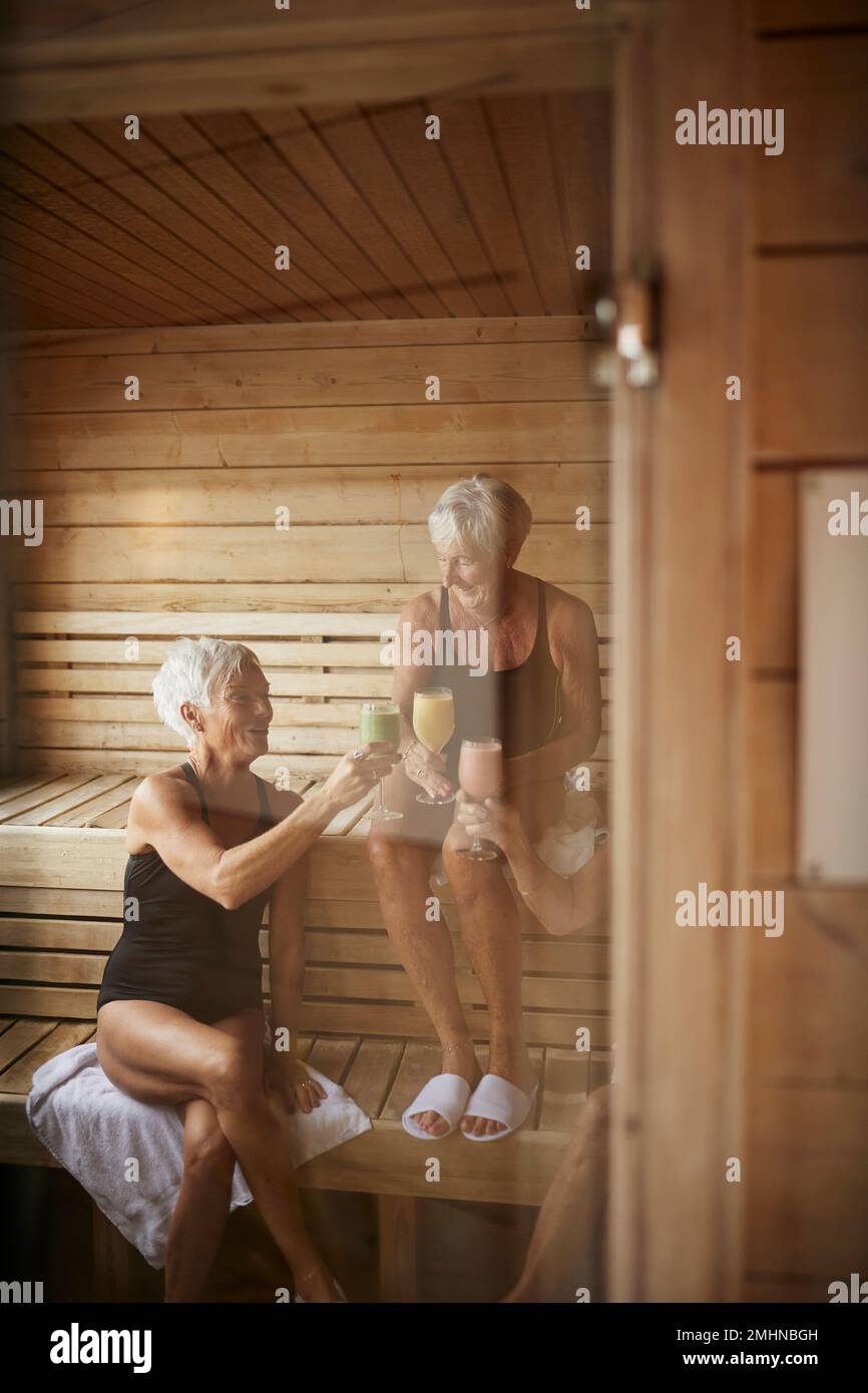 Seniorinnen in der Sauna Stockfoto
