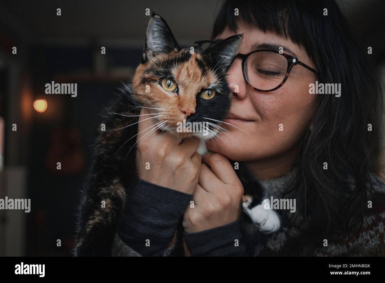 Porträt einer schönen jungen Frau mit Katze Stockfoto