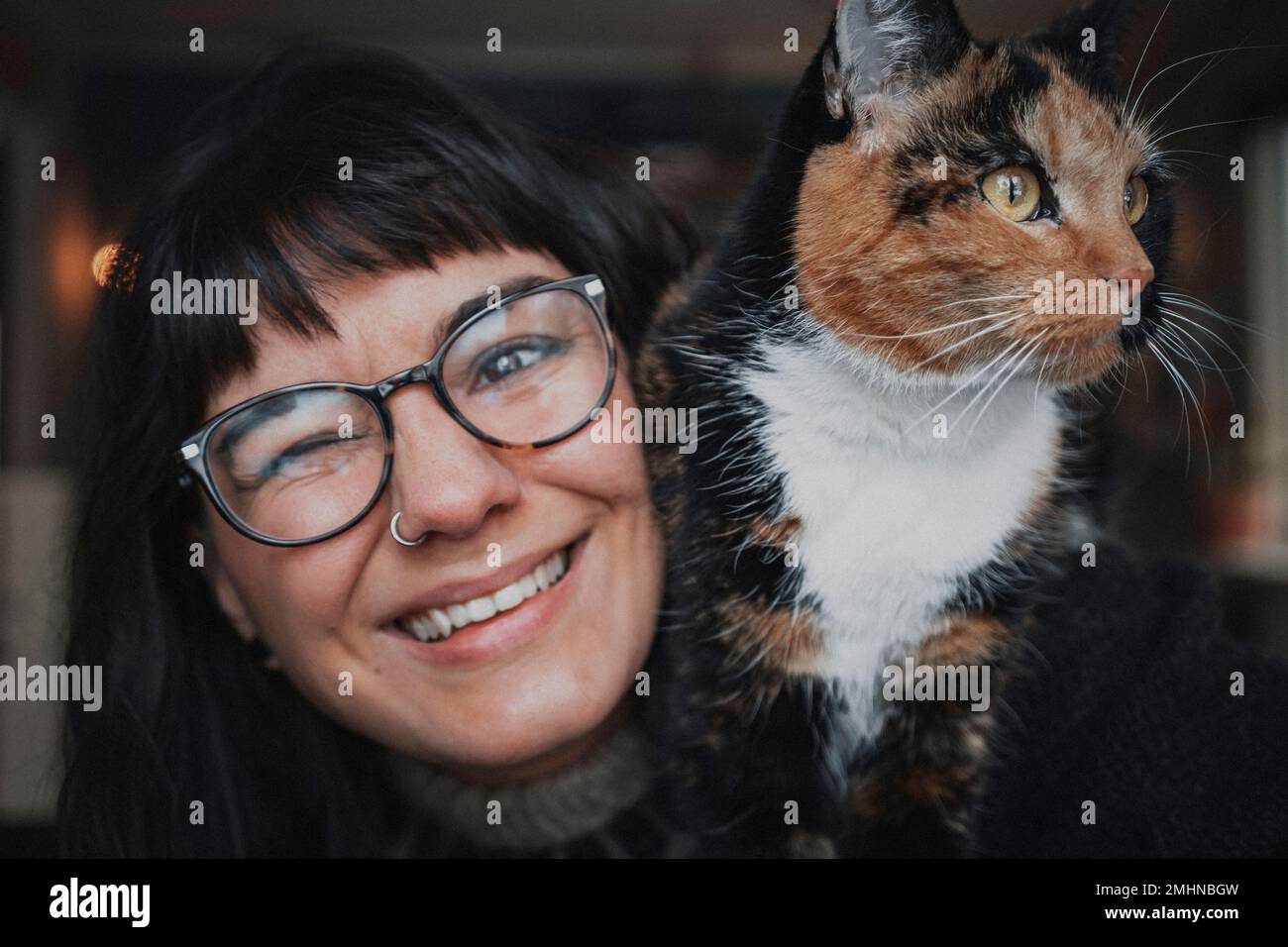 Porträt einer schönen jungen Frau mit Katze Stockfoto