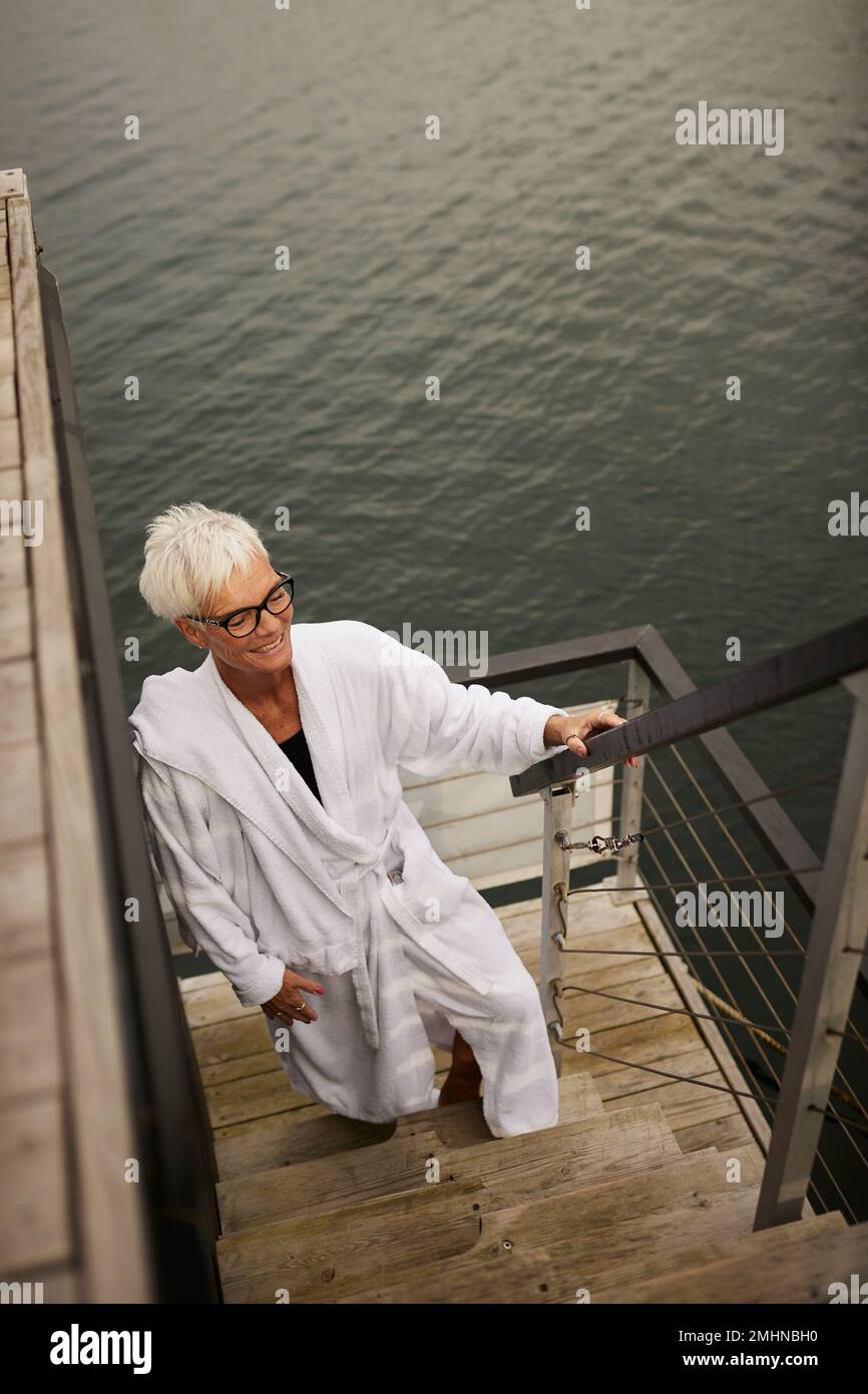 Seniorinnen tragen Morgenmantel Stockfoto