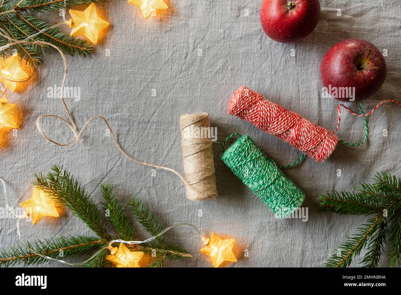 Äpfel und farbenfrohe Saiten zur weihnachtsdekoration Stockfoto